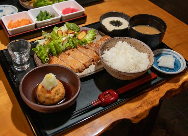 自慢の料理を、百年の歴史を感じるたたずまいの空間でゆっくり楽しんでいただけます