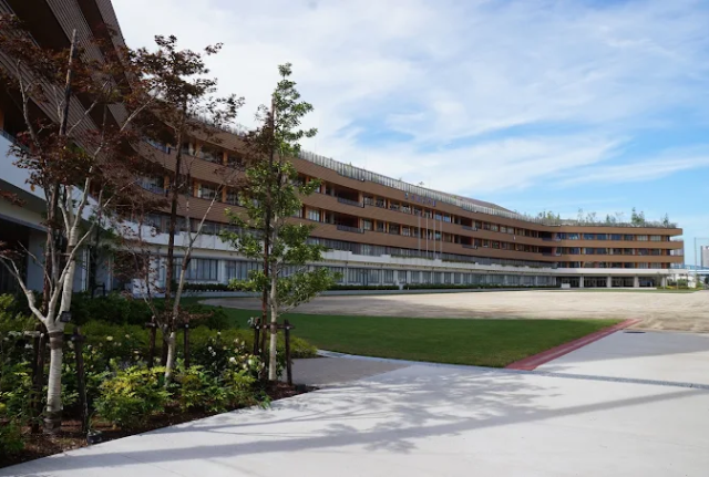こちらは当社が手掛けた最近の施工実績の一つである「江東区立有明西学園」です。