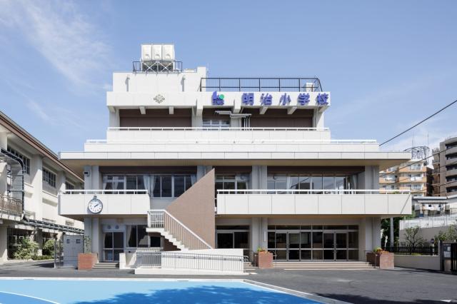 「上の意見が正しいとは限らない」というのが代表の考え。
（画像は施工実績の一つである「江東区立明治小学校校舎」）