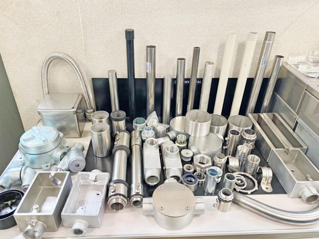 現場は男性4名の少人数体制で、勤続10年・20年・30年の社員が在籍する定着率の高い職場です。