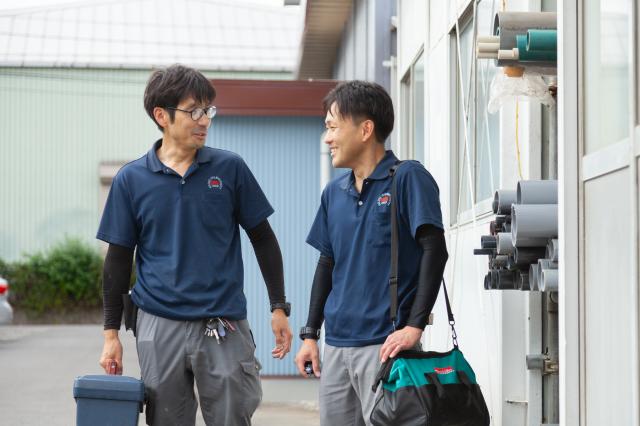 現場へは基本2人1組で。未経験の方は先輩とペアを組み、仕事を一つずつ覚えていけます。