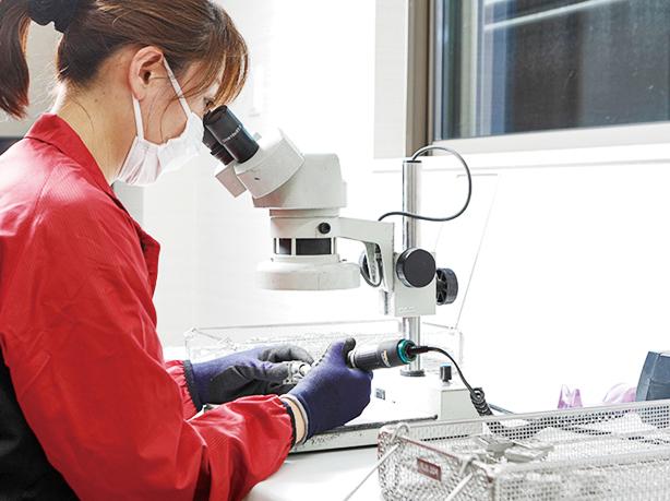 【東大阪市】女性活躍中の工場内作業／1日3時間〜・週3日〜OK！コツコツ取り組める座り作業◎工場内作業