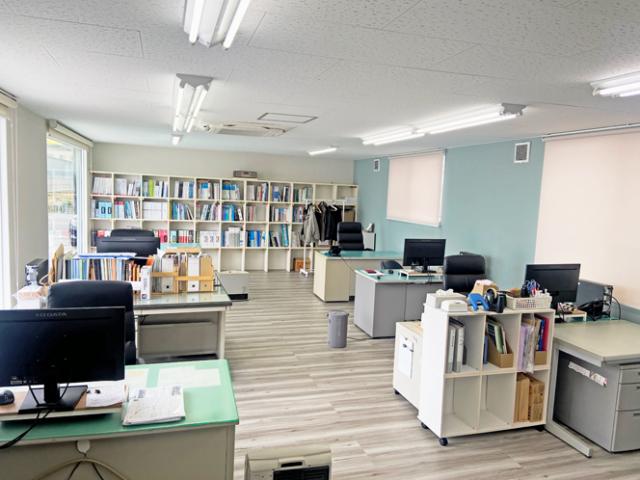 広くてきれいなオフィスで、落ち着いて事務に集中できます。