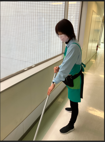 中高年の男女スタッフが活躍中。
未経験OKの日常清掃業務です。
年齢も不問♪