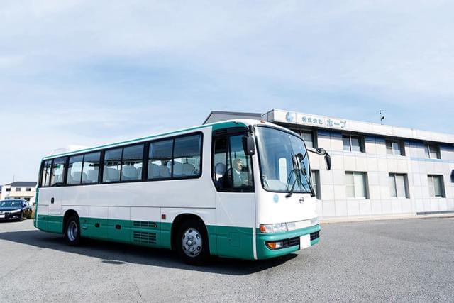 特別支援学校生徒送迎中の車内安全管理・生徒乗降の添乗介助業務です。
休校日に合わせて、仕事も休み！
家庭と両立しやすいのも、大きな魅力です。