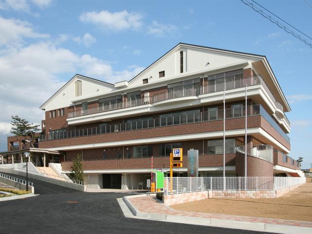 明石海峡を望む開放的な施設で、地域のみなさんと楽しく関わるお仕事です♪