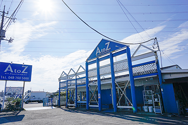 勤務場所である春日部店は国道16号沿い。きれいな店舗で少数ならではの風通しの良さも魅力です。