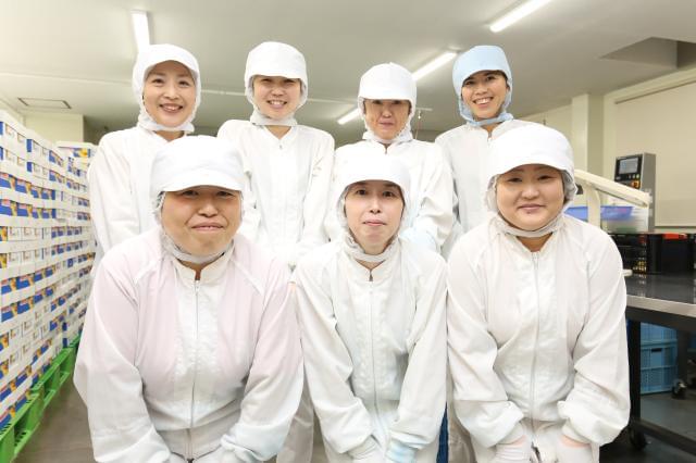 国内2社でのみ扱う、世界的に有名な輸入菓子の検品を行う私たち。ヤリガイも感じながら働けます♪