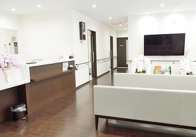 白を基調としたキレイで清潔感のある院内で患者様をお迎えしています。丁寧な医療を一緒に行いましょう！