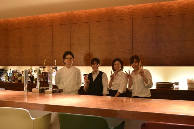 オフィスビル内社員用ラウンジでランチ調理補助のお仕事。◎主婦・フリーター活躍中です！オフィスビル内の社員用レストランラウンジで調理補助のお仕事☆