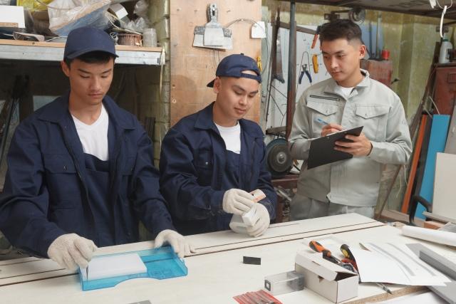 美濃市極楽寺／組立作業／座り作業／人気の日勤のお仕事／未経験OK（研修有）/入社祝い金あり小物部品の組立作業