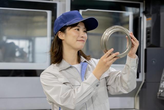 岐阜県関市/自動車部品（小型）の組立/人気の日勤/未経験者可/男女活躍中/入社祝い金あり自動車部品（小型）の組立作業