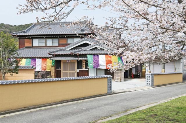 施主さまの立場にたち、法務にあたっております。
心の安らぎ、笑顔のためにおつとめしましょう。