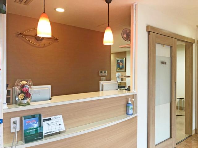 医院受付・検査助手／未経験・ブランク可◎20〜40代女性活躍中！急な休みは協力し合って柔軟対応♪医院受付（医療事務）・検査助手