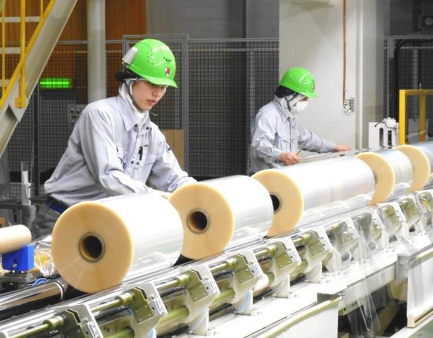 当社は(株)トクヤマグループ会社であり、1975年の創業以来ポリオレフィンフィルムの専業メーカーとして40年以上の歴史があります。現在はレンゴー㈱より20%の出資があり。