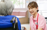 看護師を希望の方は。。。
 「病院ではできなかった看護」が、ここではできる。生活に寄り添い、患者様と“関係を築く看護”へ